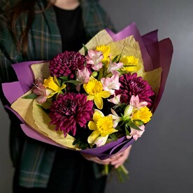 Сочный букет с нарциссами, альстромерией и сортовой Хризантемой