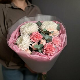 Пушистые хризантемы с диантусами и пионовидными розочками для любимой