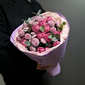 Черничный букет с пионовидной розой и сантини