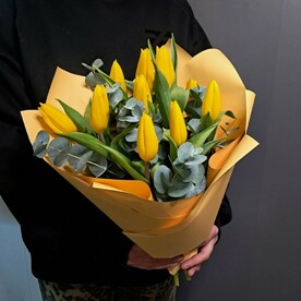 Солнечные тюльпаны с эвкалиптом