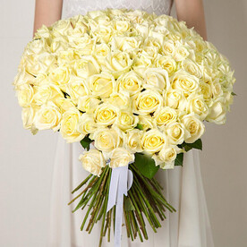 101 белая роза "Пленящее облако"