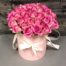 Розы в шляпной коробке "Между нами"