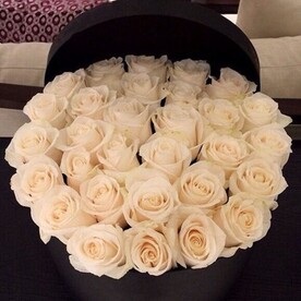 Розы в шляпной коробке "Традиция"