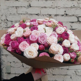 Большой букет из пионовидных роз