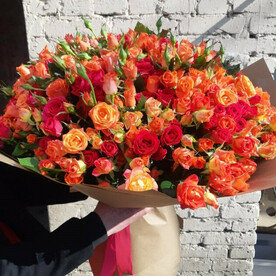 Огромный и яркий букет кустовых роз
