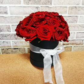 Красные розы в шляпной коробке