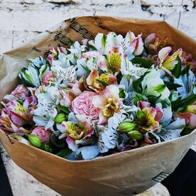 Букет с альстромерией и пионовидными розами Мисти Баблс