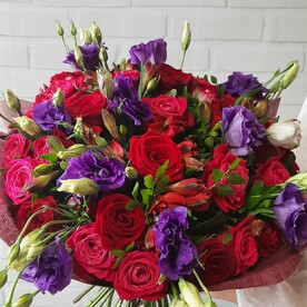 Яркий букет из эустомы и роз