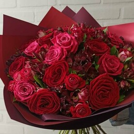 Роза шангрила, Роза одноголовая, Роза кустовая, Альстромерия, Зелень декоративная, Дизайнерская упаковка