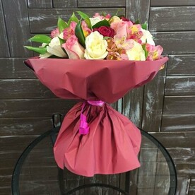 Роза микс, Альстромерия, Рускус, Дизайнерская упаковка