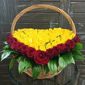 Корзина с розами "Люблю ! "