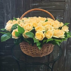 Корзина роз "Солнечная"