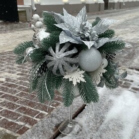 Новогодняя композиция из искусственной хвои