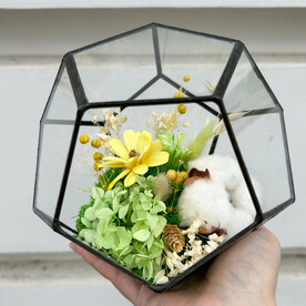 Интерьерная композиция из сухоцветов в стеклянном флорариуме