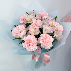 Нежный букет из гвоздик и альстромерий