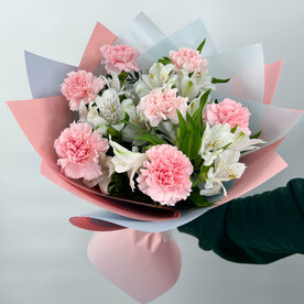 Букет из гвоздик и альстромерий