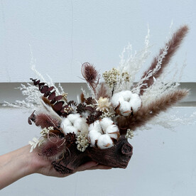 Композиция из сухоцветов и стабилизированных цветов