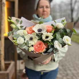 Анемоны с розами и эустомой