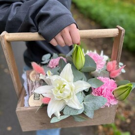 Прекрасный букет в деревянной коробке