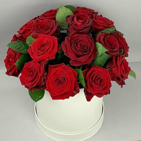 Красные розы в белой шляпной коробке
