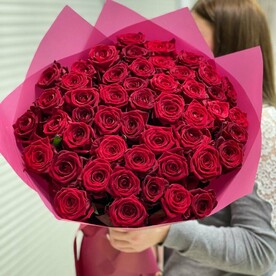 51 красная роза у нежной упаковке 60 см