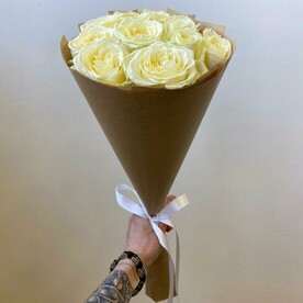 11 белых роз в крафтовой упаковке