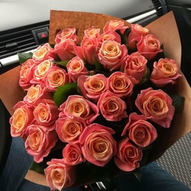 31 роза Мисс Пигги в крафтовой упаковке