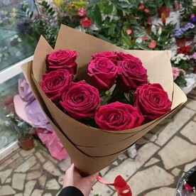 9 красных роз в крафте