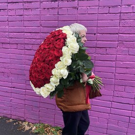 Огромный букет свежих высоких роз