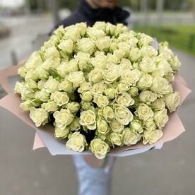 101 белая кустовая роза в дизайнерской упаковке