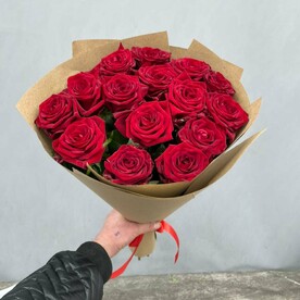15 красных роз в крафте