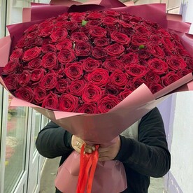 101 красная роза 70см в дизайнерской упаковке