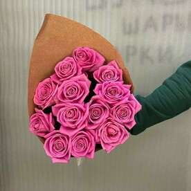 Классический букет розовых роз 13 штук в крафтовой упаковке