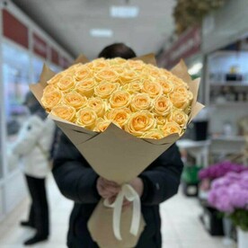 101 кремовая роза 60см в крафтовой упаковке