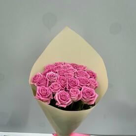 25 розовых роз а дизайнерской упаковке