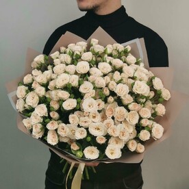 51 шикарная кустовая роза в дизайнерской упаковке