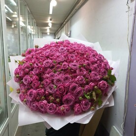 Огромный букет кустовых пионовидных роз бомбастик