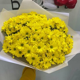 Шикарный весенний букет из жёлтых хризантем