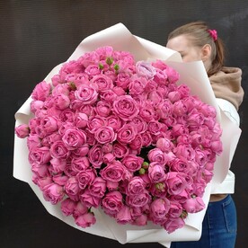 Огромный, ну оооочень большой букет кустовых пионовидных роз