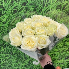 Сочный букет белых роз