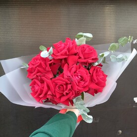 7 красных французских роз с Эвкалиптом