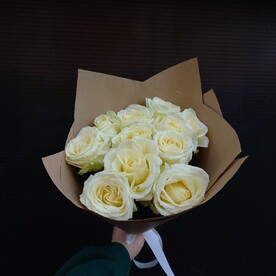 Свежий букет сортовых белых роз