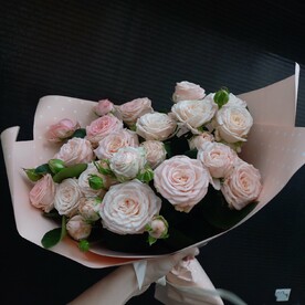 Шикарный букет кустовых роз мадам бомбастик