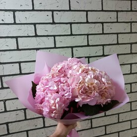 Летний букет из розовых гортензий