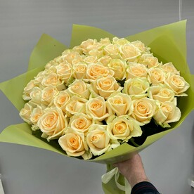 Шикарный букет из 55 кремовых сортовых роз 60см