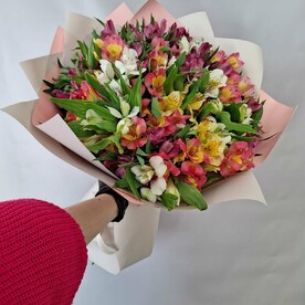 Большой букет альстромерий