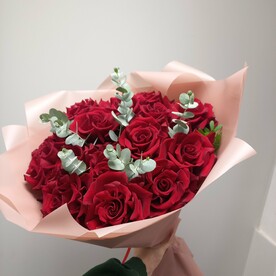 Большой букет французских роз с Эвкалиптом в дизайнерской упаковке