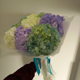 Шикарный букет гортензий в дизайнерской упаковке