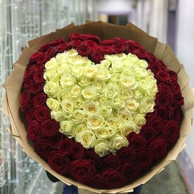 121 красная и белая роза в форме сердца
