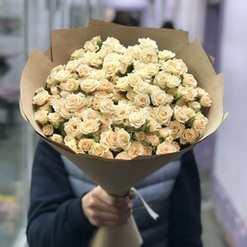 Букет из 31 кремовой кустовой розы